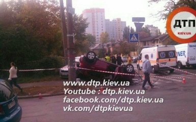 В Киеве перевернулась легковушка, есть пострадавшие: опубликованы фото