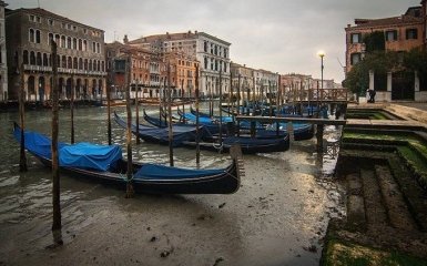 Гондолы в лужах: сеть поразили фото высыхающих каналов Венеции