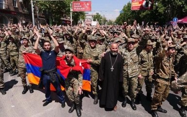 У мережі бурхливо коментують протести у Вірменії