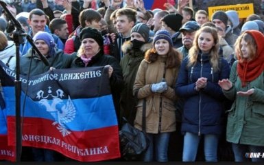 Стало відомо, як жителів Донецька зганяють на похорон бойовиків і протести проти "хунти"