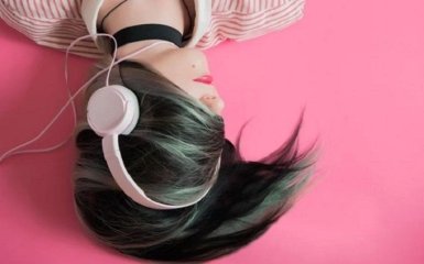 Вчені пояснили, чому не можна слухати музику перед сном