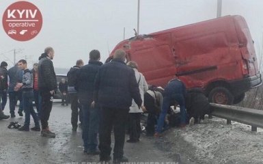 У Києві перекинувся мікроавтобус: з'явилися фото аварії