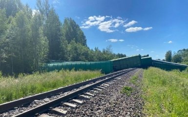 В России с рельсов сошел грузовой поезд с боеприпасами