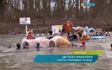 Несколько тысяч немцев в костюмах купаются в холодном Дунае