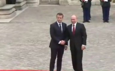 В Версале Макрон сдержанно приветствовал Путина: начались переговоры