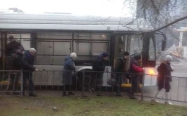 В Крыму троллейбус из России вспыхнул на ходу, в сети язвят: появилось видео