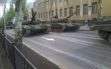 Готуються до "виборів": бойовики масово стягують танки і важку артилерію в Донецьк