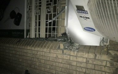 В центре Запорожья взорвали банк: появились фото