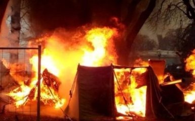 Под Верховной Радой произошел пожар: сгорела палатка протестующих
