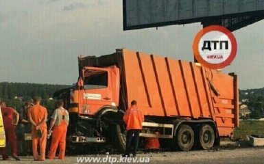 Под Киевом мусоровоз влетел в фуру: появились фото масштабного ДТП