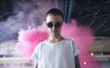 Танцы и взрыв автомобилей в новом клипе харьковского певца: опубликовано видео