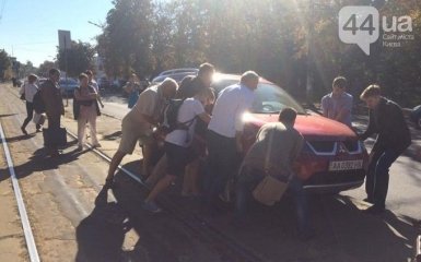 В Киеве водитель выбрал удивительное место для парковки: появились фото