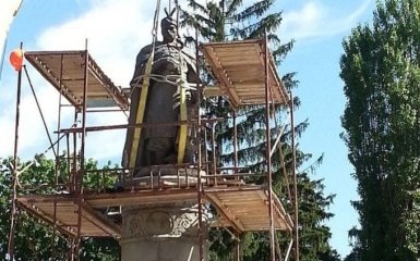 У Чернігові витратили 14,5 тис. грн, щоб розвернути пам'ятник Хмельницькому спиною до Москви
