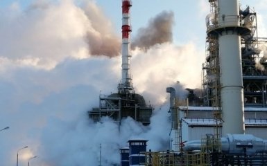 В Росії сталась масштабна пожежа на нафтопереробному заводі