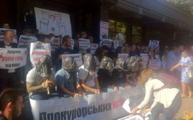 Под ГПУ с пакетами на головах протестуют активисты: опубликованы фото