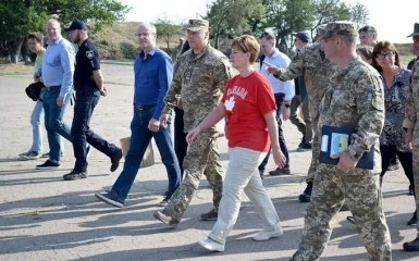 На Донбас приїхала міністр з Канади: відома причина