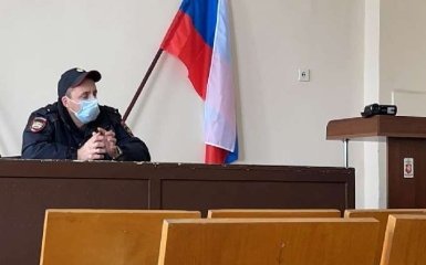 ОМОН затримав активістів біля військового суду в Криму