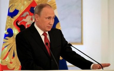 Запинающийся Путин с трудом прочитал речь по бумажке: появилось видео
