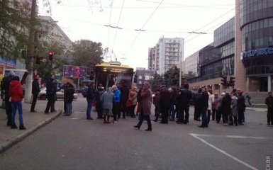 Одесситы перекрывают улицы, требуя дать им электричество: опубликованы фото