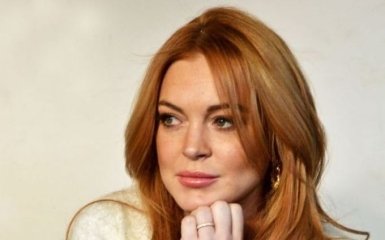 Линдси Лохан обматерила со сцены гостей своего ночного клуба: появилось видео