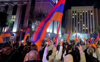 На митинге в Армении люди выкрикивают лозунги против России и рвут паспорта РФ — видео