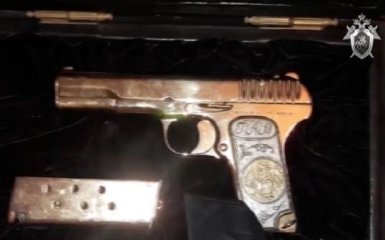 Премьер Дагестана хранил арсенал оружия и золотой пистолет