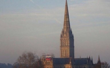 "Россияне вернулись": в британском Солсбери на соборе неизвестные вывесили флаг РФ