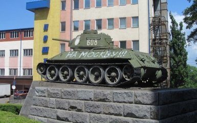 В Черновцах появился танк с надписью "На Москву": опубликовано фото