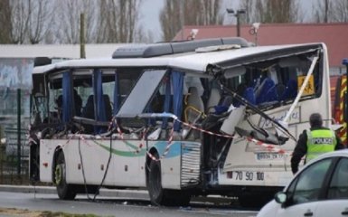 У Франції сталася ДТП за участю шкільного автобуса і вантажівки