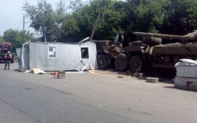 На Донбасі сталася ДТП з бойовою технікою, є загиблий: з'явилися фото