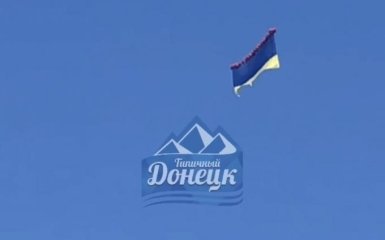 В небе над оккупированным Донецком взвился украинский флаг — видео