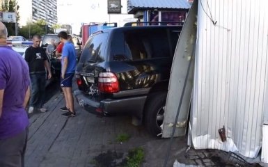 В Киеве джип вылетел с дороги и снес киоск: видео с места ДТП
