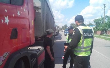 На Черниговщине обнаружили пять грузовиков с львовским мусором