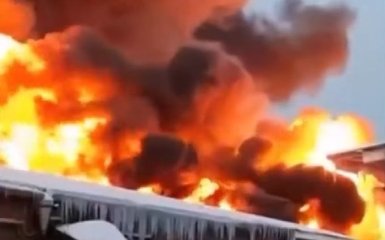 В Новосибирске вспыхнул масштабный пожар на складах — видео