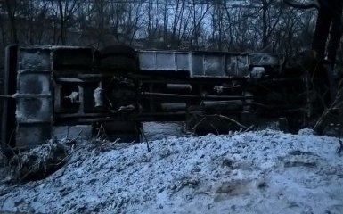 На Закарпатті автобус впав з обриву, є постраждалі: з'явилися фото