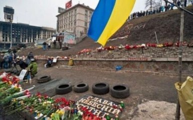 У Києві вандали облили фарбою пам'ятник героям Небесної сотні