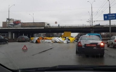 В Киеве фура потеряла  груз и заблокировала дорогу: опубликованы фото