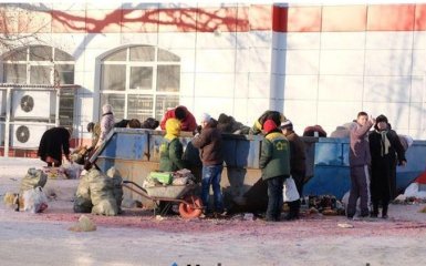 Под Москвой ищут еду в мусорниках: появились фото, в сети смеются