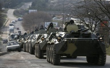 Россия продолжает стягивать в аннексированный Крым военную технику: опубликовано видео