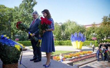 "Слава украинскому народу!": Порошенко с женой приняли участие в мероприятиях по случаю Дня Независимости Украины