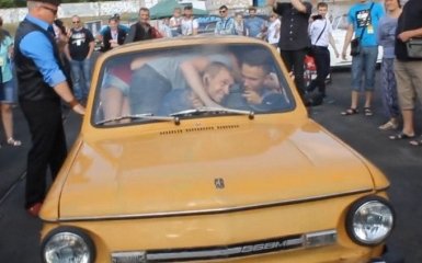 17 человек в одном авто: легендарный "Запорожец" установил новый рекорд