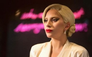 Леди Гага упала со сцены после флирта с фанатом - смешное видео