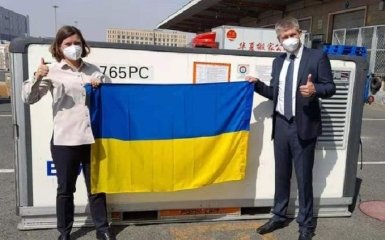 В Україну вже летить вакцина CoronaVac