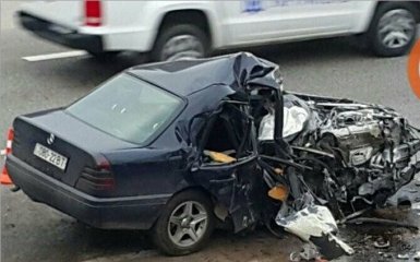Під Києвом Mercedes розмочалило в страшній аварії: опубліковані фото