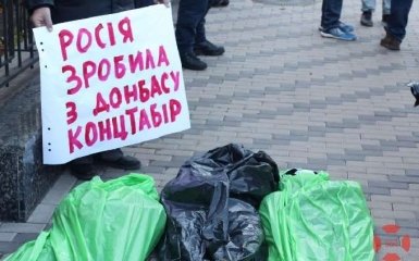 До посольства РФ принесли "тіла" померлих від COVID-19 жителів ОРДЛО
