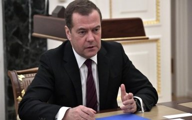 Медведєв опублікував статтю з критикою і образами на адресу України