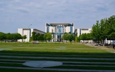 З офісу Меркель зняли оточення