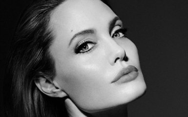 Анджелина Джоли снялась в чувственном рекламном ролике Guerlain: появилось видео