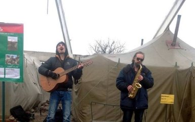 Сын знаменитого российского музыканта спел для боевиков: опубликованы фото и видео