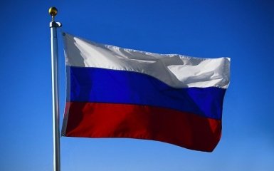 В Москве подростки поиздевались над флагом России: в соцсетях острят